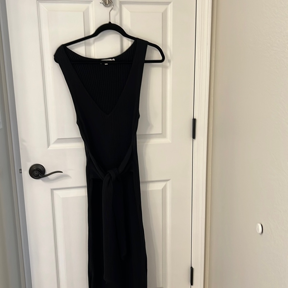 Good American V Neck sweater maxi dress with front tie and side slits.